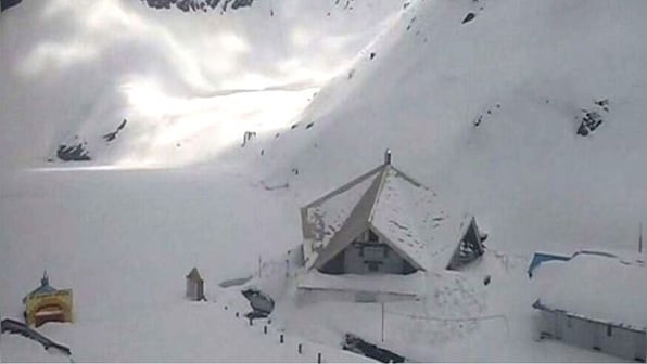 Uttarakhand: Heavy Snowfall leads Hemkund Sahib pilgrimage stop before official closing