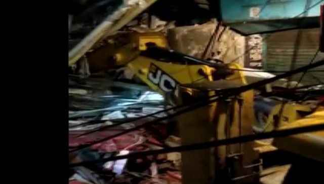 Mumbai: Part of building collapses on some vehicles during its demolition, nobody injured Mumbai: Part of building collapses on some vehicles during its demolition, nobody injured