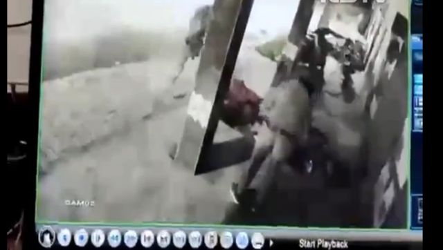 Kanpur cop steals mobile phone of homeless man sleeping on footpath, watch video Kanpur cop steals mobile phone of homeless man sleeping on footpath, watch video