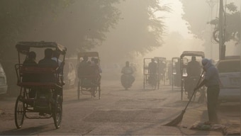 What is thermal inversion and how does it affect air pollution in Delhi?