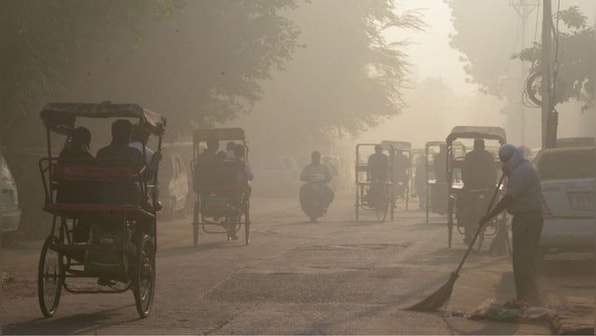 What is thermal inversion and how does it affect air pollution in Delhi?