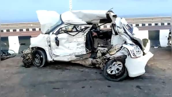 Double Jeopardy: On Bandra-Worli sea link speeding car pummeled into another crash, WATCH