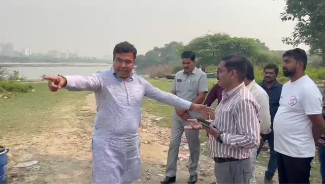 'Besharam, ghatiya aadmi': BJP MP Parvesh Verma gets into heated argument with DJB official at Yamuna ghat 'Besharam, ghatiya aadmi': BJP MP Parvesh Verma gets into heated argument with DJB official at Yamuna ghat