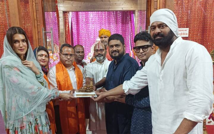 Prabhas, Kriti Sanon, Om Raut seek blessings at Ram Temple in Ayodhya for Adipurush Prabhas, Kriti Sanon, Om Raut seek blessings at Ram Temple in Ayodhya for Adipurush
