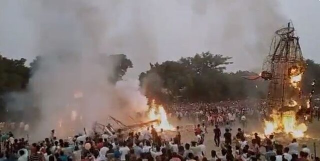 WATCH: Narrow escape for Dussehra revellers as burning effigy of Ravana falls in Haryana's Yamunanagar WATCH: Narrow escape for Dussehra revellers as burning effigy of Ravana falls in Haryana's Yamunanagar