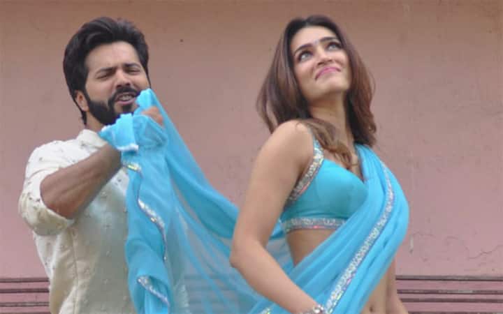 Varun Dhawan & Kriti Sanon set Gaiety Galaxy on fire with their dance moves as they launch the Thumkeshwari song Varun Dhawan & Kriti Sanon set Gaiety Galaxy on fire with their dance moves as they launch the Thumkeshwari song