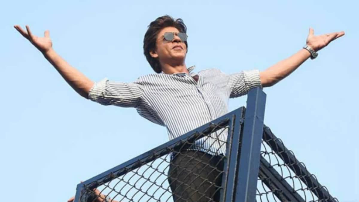 Happy Birthday Shah Rukh Khan: Pathaan star folds hands & thanks the sea of fans from Mannat balcony - watch viral video