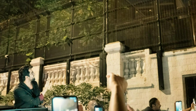 Ayushmann Khurrana calls himself 'SRKian' as he passes Shah Rukh Khan’s mansion Mannat, makes wish Ayushmann Khurrana calls himself 'SRKian' as he passes Shah Rukh Khan’s mansion Mannat, makes wish