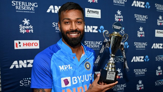 India vs New Zealand: Hardik Pandya gifts autographed jersey to Team India’s bus driver; watch video India vs New Zealand: Hardik Pandya gifts autographed jersey to Team India’s bus driver; watch video