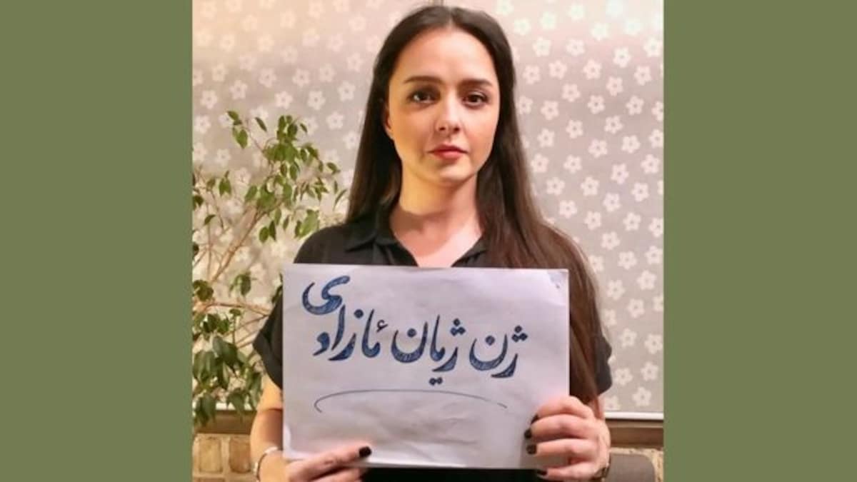 Iran Protests: Actor Taraneh Alidoosti poses without hijab