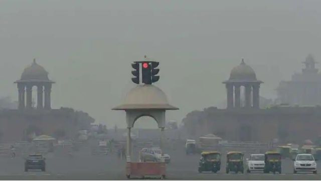 Toxic air chokes Delhi-NCR: People complain of breathing difficulties, doctor concerned as condition turns 'severe' Toxic air chokes Delhi-NCR: People complain of breathing difficulties, doctor concerned as condition turns 'severe'