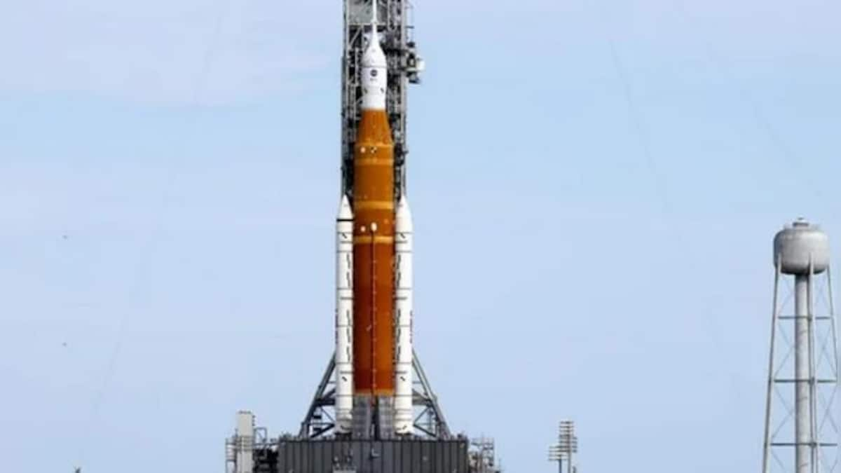 NASA fixes new leak, resumes fueling moon rocket for launch