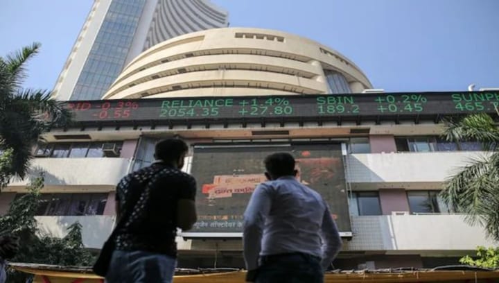 Sensex climbs 92 points to settle at 61,511, Nifty ends at 18,267