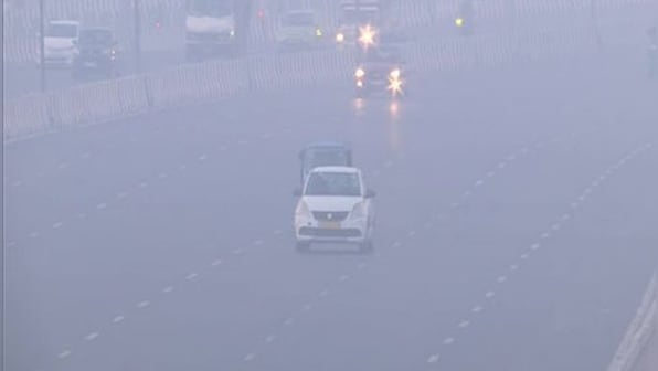 Delhi under smog blanket as air quality deteriorates to 'Very Poor' category with overall AQI of 315