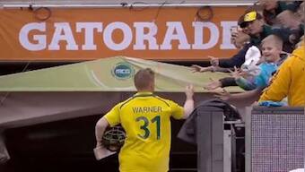 Australia vs England 3rd ODI: David Warner makes day of young fan after comeback century during 3rd ODI; watch