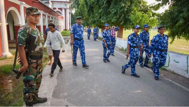West Bengal: 7 policemen injured as protesting students go on rampage in Malda West Bengal: 7 policemen injured as protesting students go on rampage in Malda