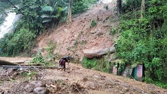 Kerala: Fire dept personnel rescue migrant worker trapped under debris after mudslide