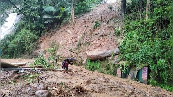 Kerala: Fire dept personnel rescue migrant worker trapped under debris after mudslide