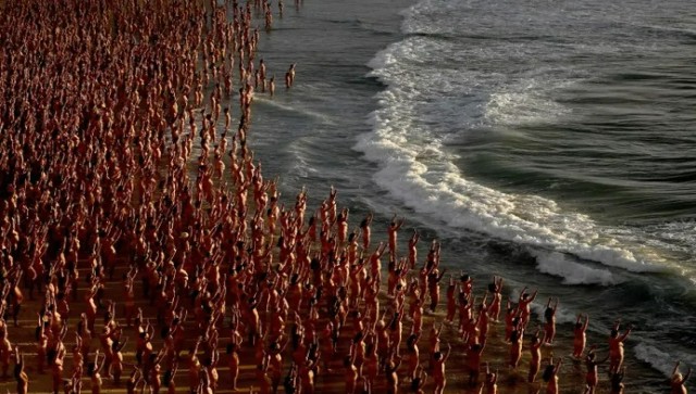 Australia: Bondi beach goes nude for one day as thousands strip off for Tunick's Sydney installation Australia: Bondi beach goes nude for one day as thousands strip off for Tunick's Sydney installation