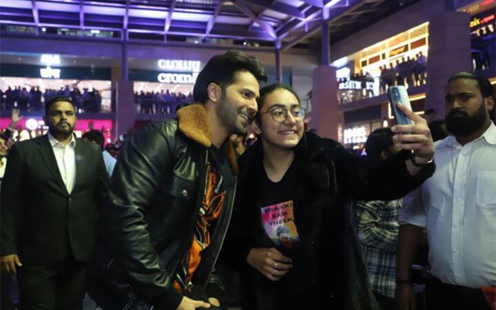 Varun Dhawan and Kriti Sanon create havoc and madness among fans as they promote Bhediya at Vegas Mall in Delhi