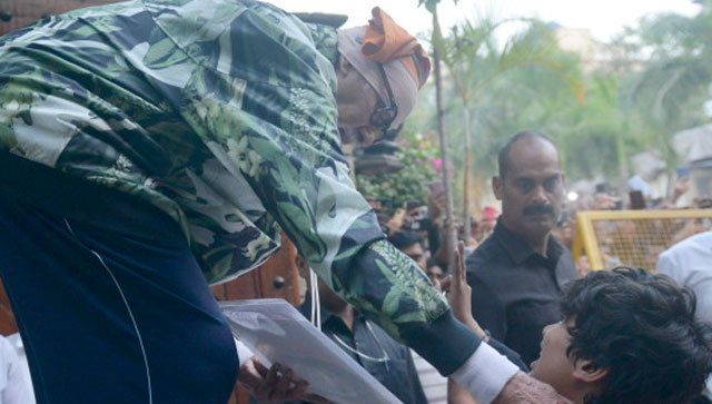 Amitabh Bachchan shares pictures of young fan who broke the security outside his house Jalsa Amitabh Bachchan shares pictures of young fan who broke the security outside his house Jalsa