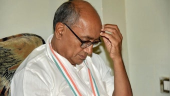 Digvijaya Singh falls during Bharat Jodo Yatra, BJP, Congress begin blamegame over bad roads