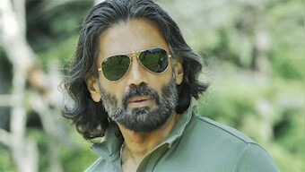 Suniel Shetty assures paparazzi he will bring Athiya and KL Rahul for pictures