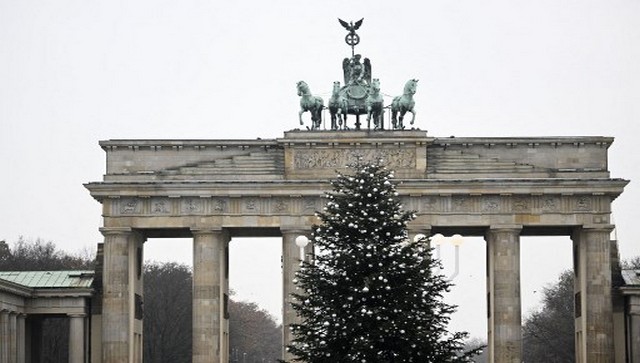 ‘This is only the tip of the Christmas tree’: German climate activists chop off Xmas tree in protest ‘This is only the tip of the Christmas tree’: German climate activists chop off Xmas tree in protest
