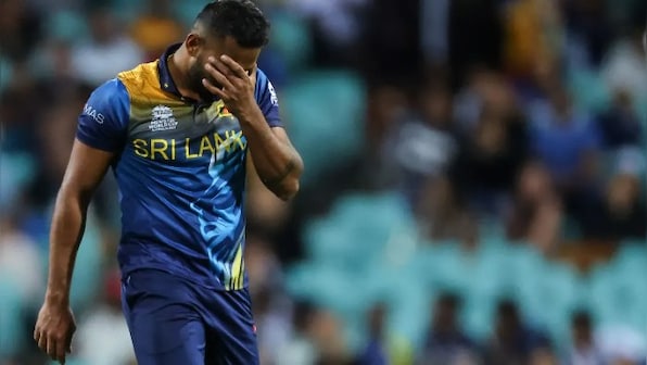 Watch: Sri Lankan cricketer Chamika Karunaratne loses 4 teeth while taking a catch during Lanka Premier League