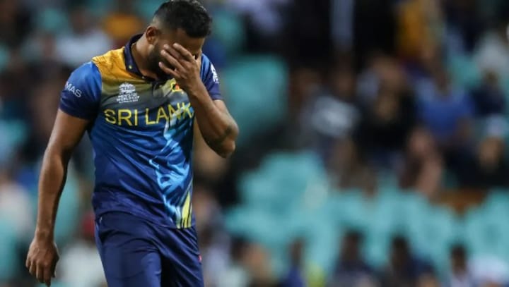 Watch: Sri Lankan cricketer Chamika Karunaratne loses 4 teeth while taking a catch during Lanka Premier League
