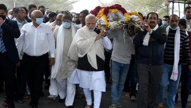 WATCH | Prime Minister Narendra Modi carries mortal remains of mother Hiraben WATCH | Prime Minister Narendra Modi carries mortal remains of mother Hiraben