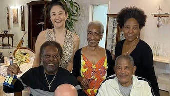 Pelé's family gather at hospital in Sao Paulo
