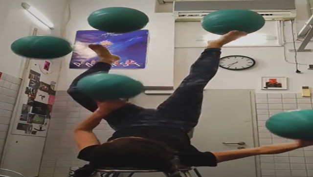 Woman juggles five balls using her hands and feet while being upside-down; video goes viral Woman juggles five balls using her hands and feet while being upside-down; video goes viral