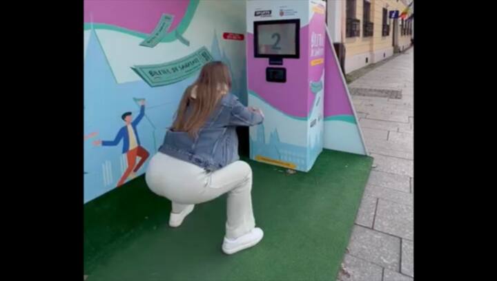 Watch: People get free bus rides if they do 20 squats in Romania