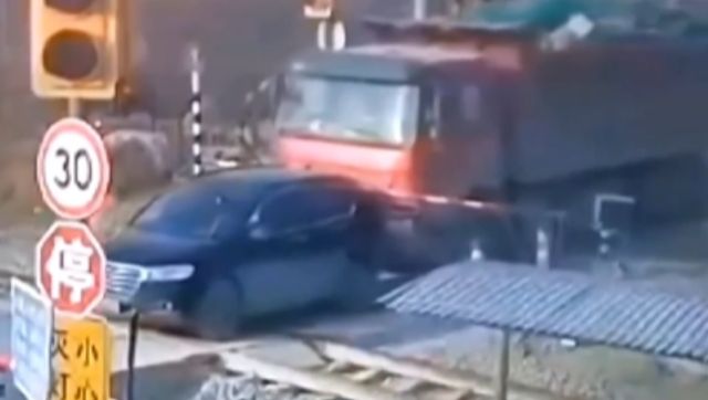 SUV misses being hit by speeding train after truck pushes it on tracks ...