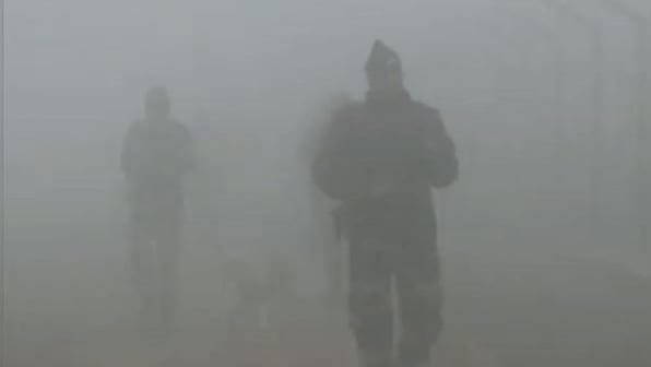 Dense fog disrupts road, rail traffic in Delhi