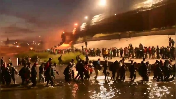 WATCH: Huge migrant caravan of over 1,000 people cross US-Mexico border illegally
