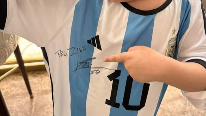 'Like father, like daughter': MS Dhoni’s daughter Ziva poses with Lionel Messi-signed Argentina jersey; see photo 'Like father, like daughter': MS Dhoni’s daughter Ziva poses with Lionel Messi-signed Argentina jersey; see photo