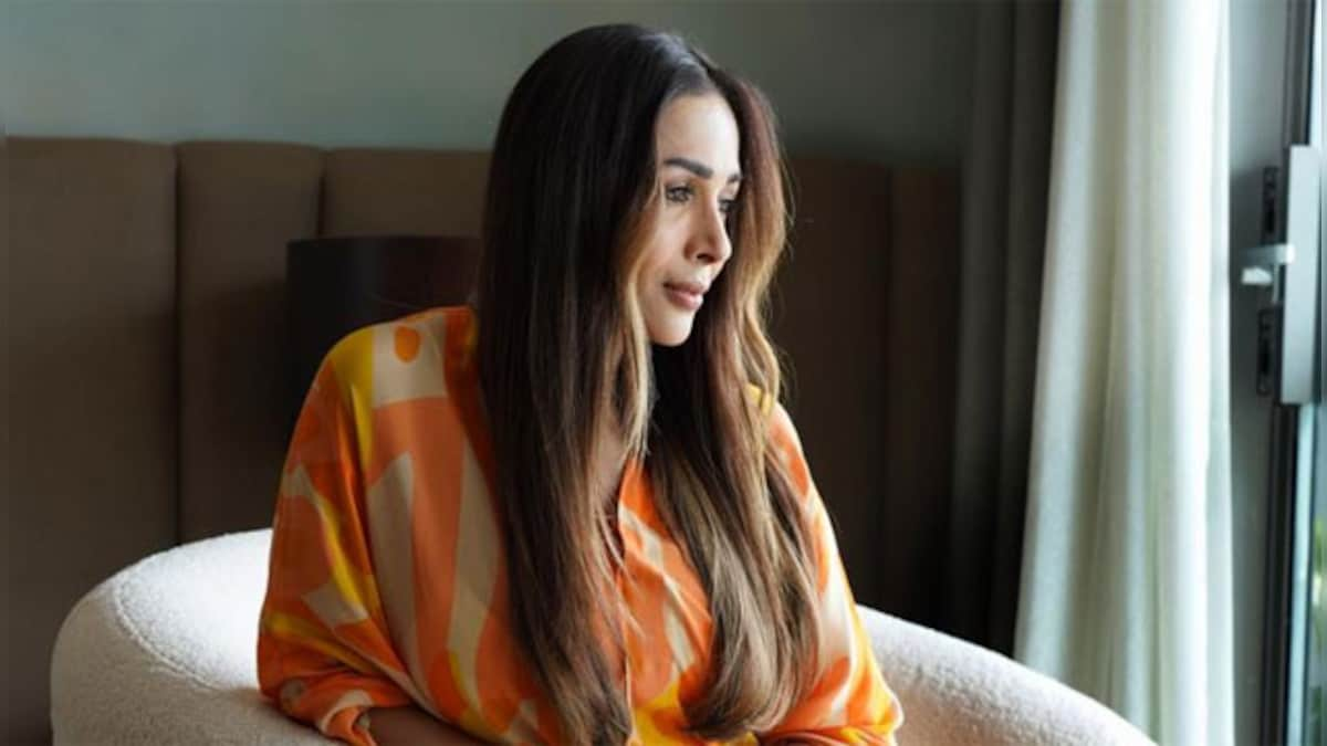 Witness the unapologetically funny Malaika Arora, as she gears up for her first stand up act in Moving In With Malaika