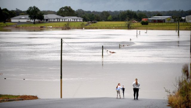 Rescuers airlift residents from remote Australia floods Rescuers airlift residents from remote Australia floods