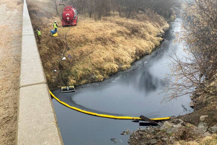 Oil spill in rural Kansas creek shuts down US-Canada Keystone pipeline