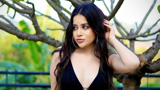 Uorfi Javed creates new dress from trash bags; says 'can wear it to red carpet' Uorfi Javed creates new dress from trash bags; says 'can wear it to red carpet'