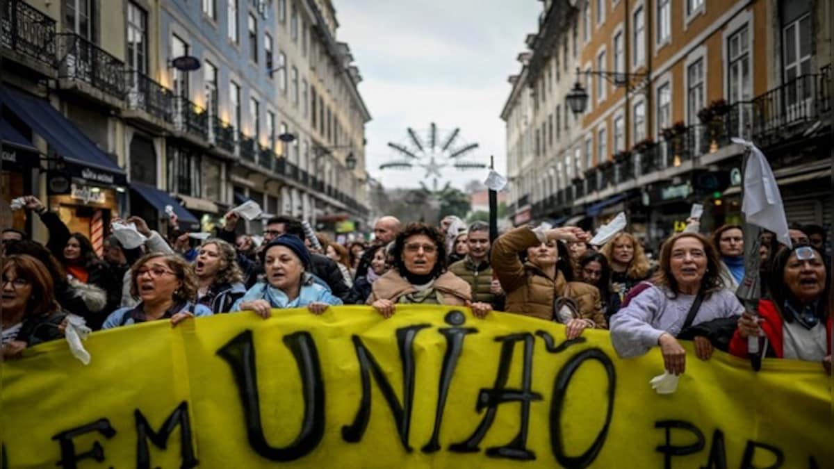 Portugal: Thousands of teachers protest in Lisbon, demand higher wages