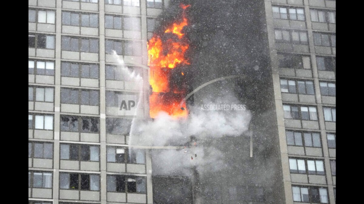 One dead, 8 taken to hospitals in Chicago high-rise fire