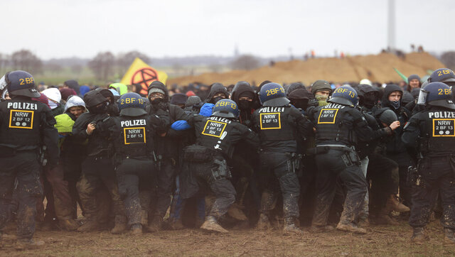 Germany: Thousands clash with police as they protest against coal mine expansion Germany: Thousands clash with police as they protest against coal mine expansion