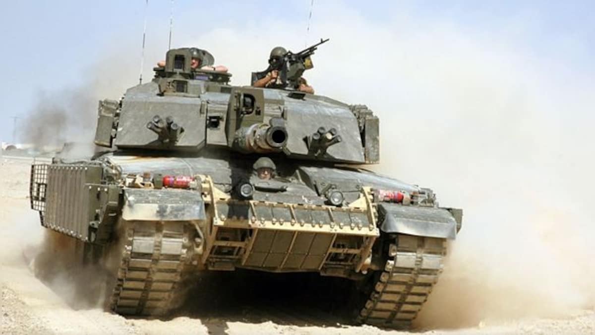 What are the 'invincible' Challenger 2 tanks that UK is sending to