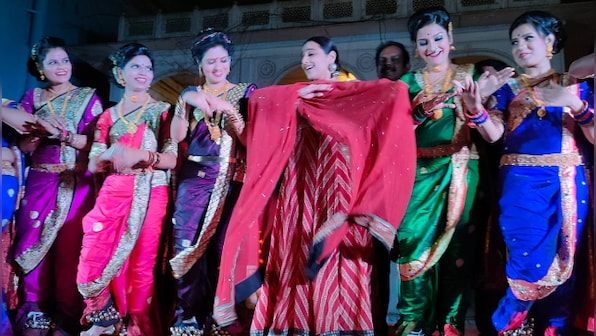 Vidya Balan performs Lavani while inaugurating veteran photographer Sudharak Olwe's art exhibition