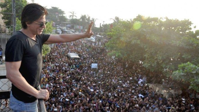 Shah Rukh Khan makes first public appearance after Pathaan's success, expresses 'gratitude' to fans Shah Rukh Khan makes first public appearance after Pathaan's success, expresses 'gratitude' to fans