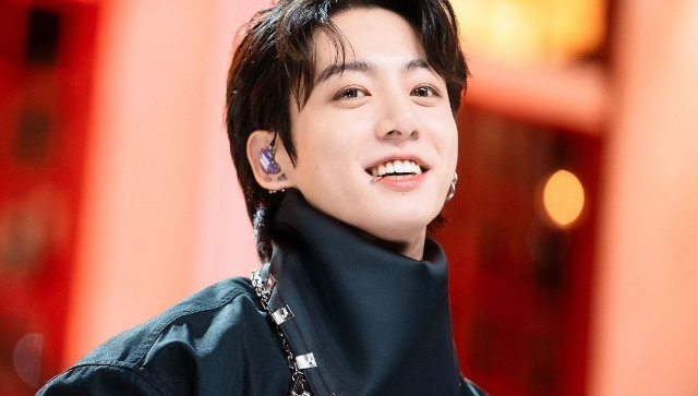 As ARMY speculates Jungkook’s collaboration with Calvin Klein, old video of Golden Maknae flashing abs resurfaces As ARMY speculates Jungkook’s collaboration with Calvin Klein, old video of Golden Maknae flashing abs resurfaces