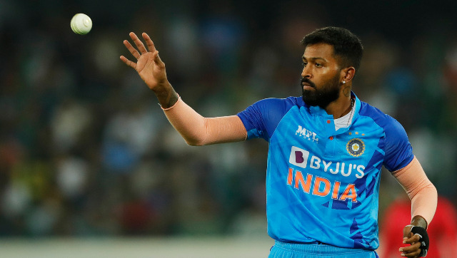 India vs Sri Lanka 2nd ODI: Hardik Pandya abuses players in dugout for not bringing water – watch viral video India vs Sri Lanka 2nd ODI: Hardik Pandya abuses players in dugout for not bringing water – watch viral video